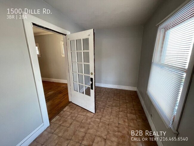 Building Photo - Beautiful and Newly Renovated Single Famil...