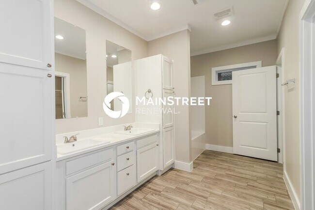 Building Photo - 4 Bedroom Pet-Friendly Home in Houston, TX with Main Street Renewal