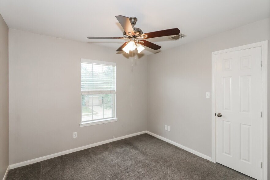 Building Photo - 4923 N Cancun Dr