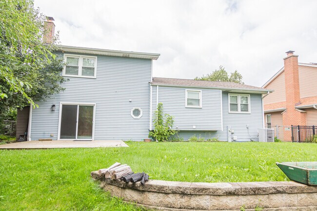Building Photo - 825 Pheasant Walk Dr