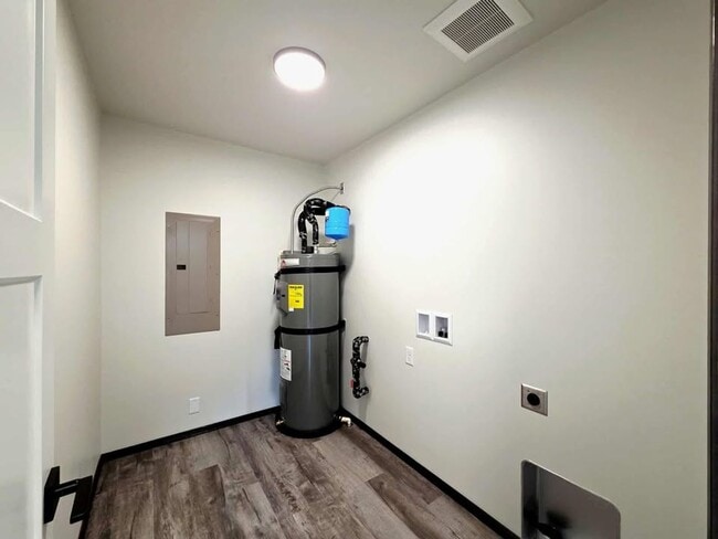 Building Photo - 1214 N Baker Ave