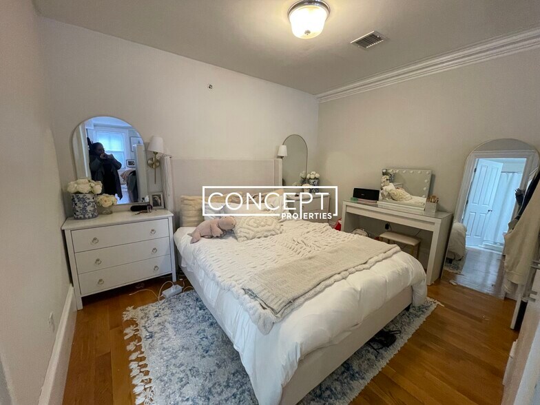 Building Photo - 658 Massachusetts Ave