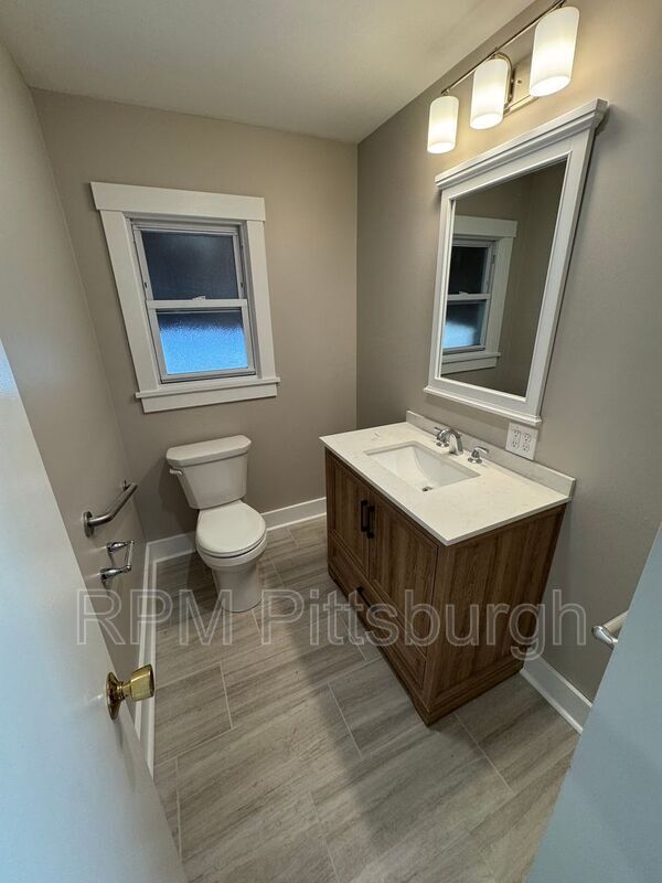Building Photo - 107 N Meadowcroft Ave