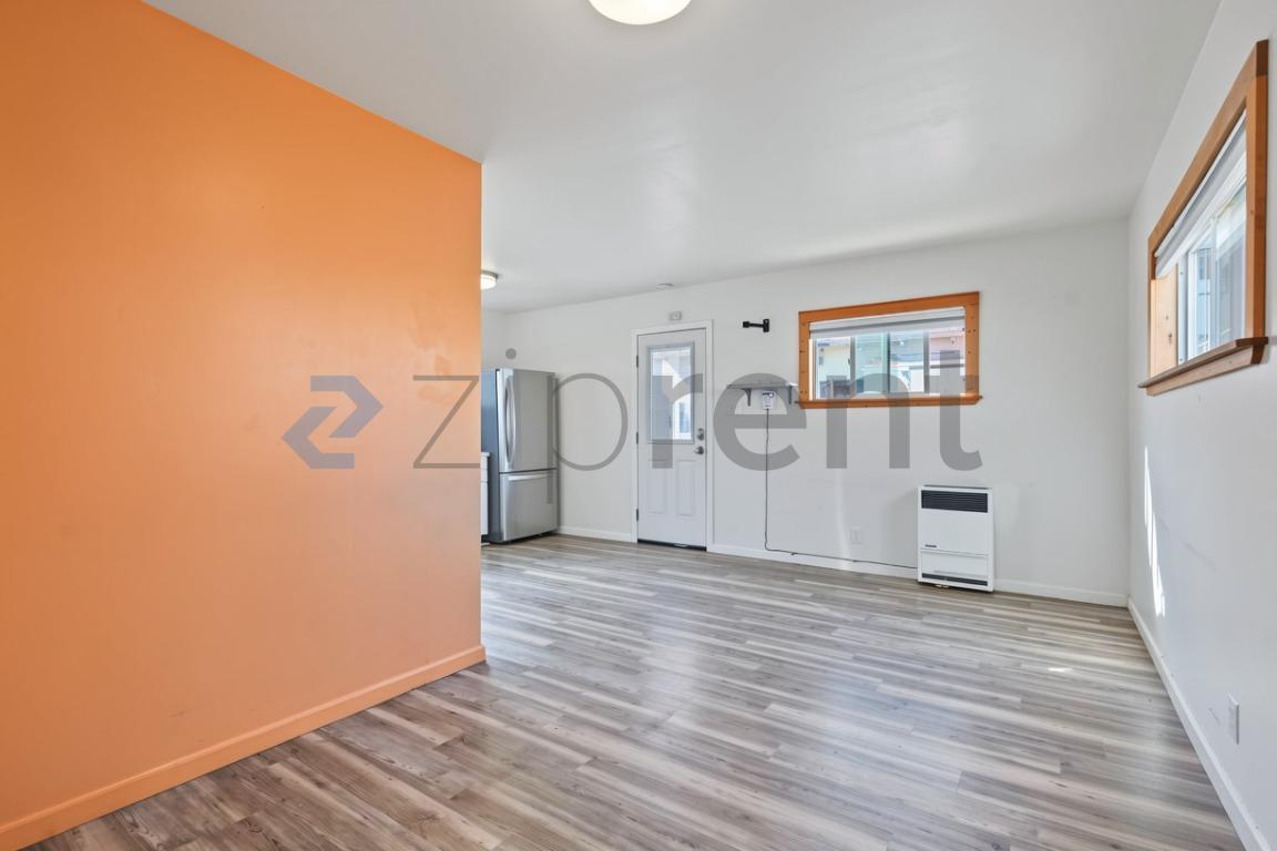 Building Photo - Unit B