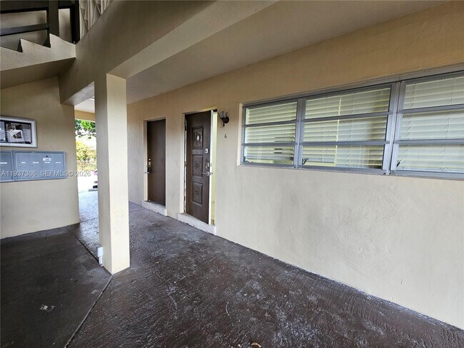 Building Photo - 5401 Hollywood Blvd