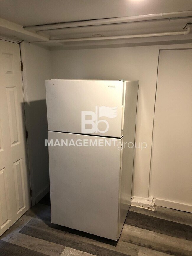 Building Photo - Updated SE Portland Basement Studio Apartm...