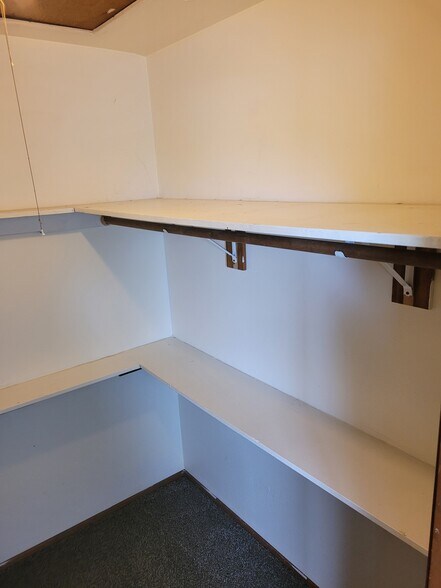unit d walk in closet - 1045 S Jasper St