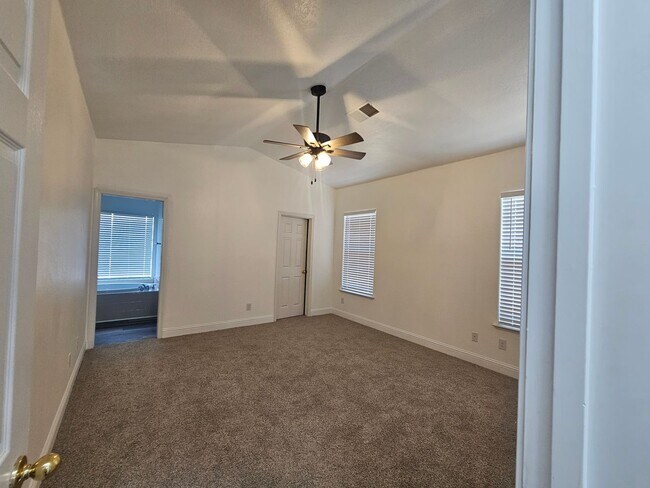 Building Photo - 4 Bedroom 2 Bath