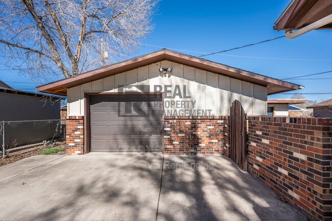 Building Photo - 3211 Fairfield Ln