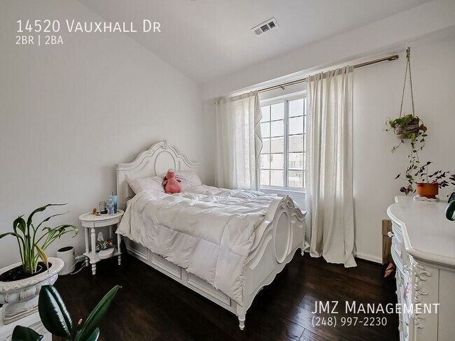 Building Photo - 14520 Vauxhall Dr