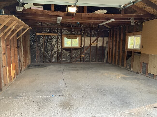 Building Photo - 3406 Three Oaks Dr