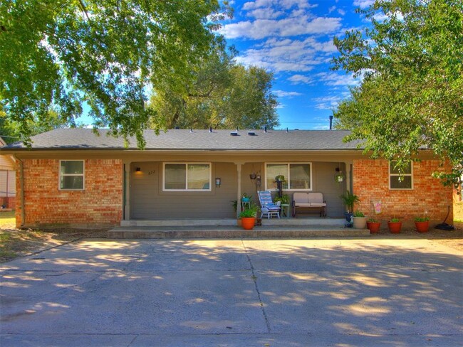 Primary Photo - 820 Russell Cir