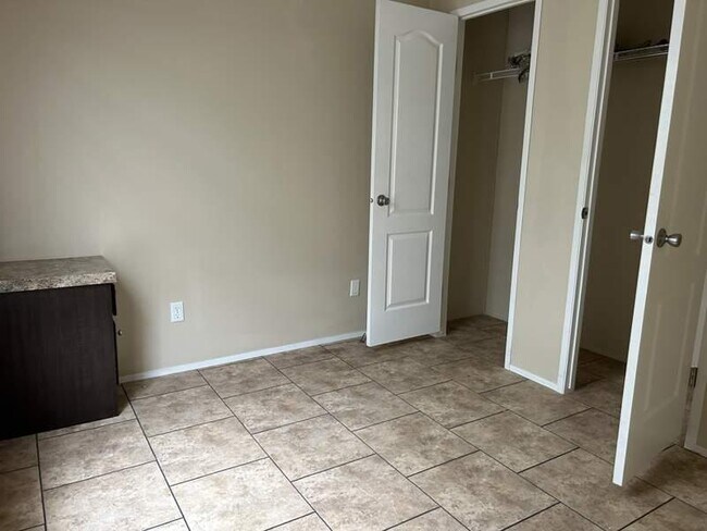 Building Photo - 6941 MacDonald Ct