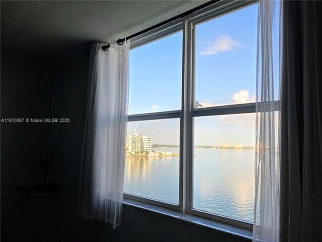 Building Photo - 1625 Kennedy Cswy