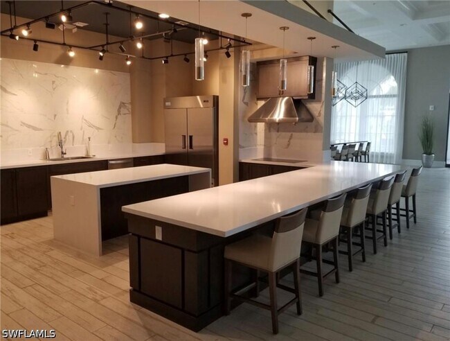 Building Photo - 5198 Vizcaya St