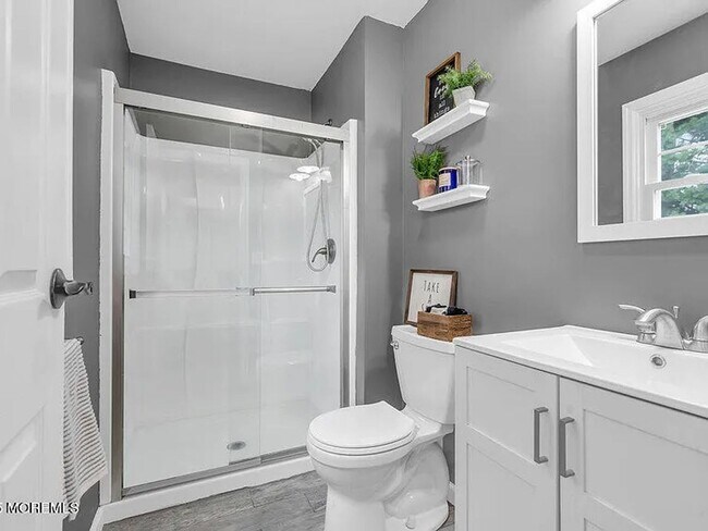 Building Photo - 61 Lynn Dr