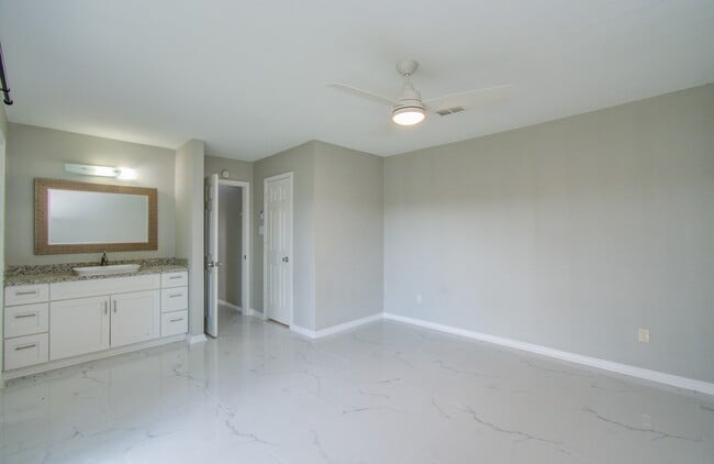 Building Photo - 326 Fair Oak Dr