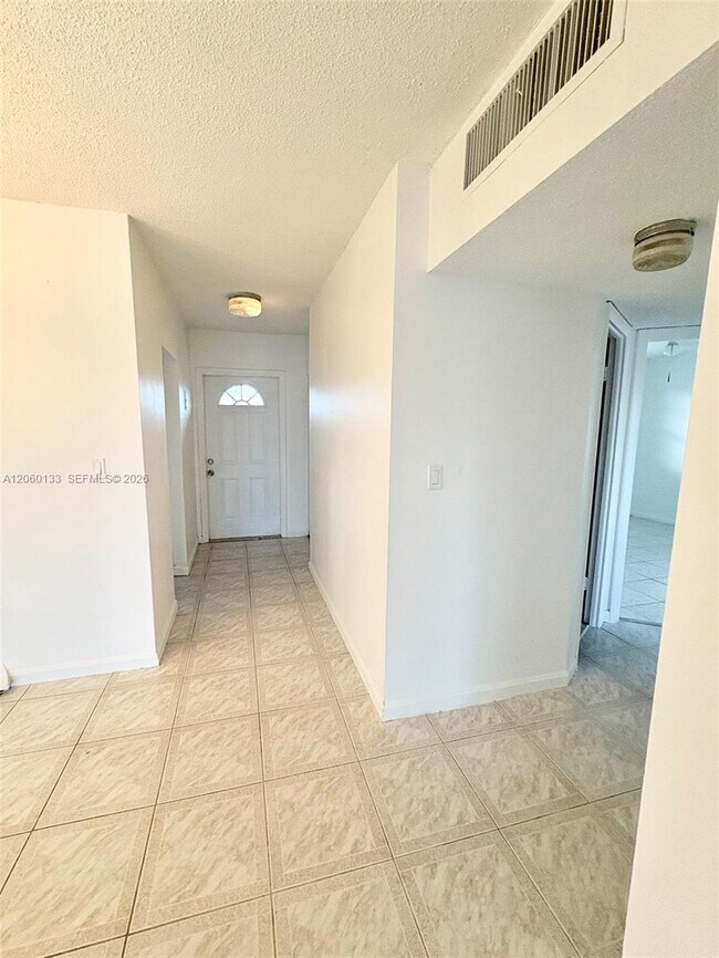 Building Photo - 5011 W Oakland Park Blvd
