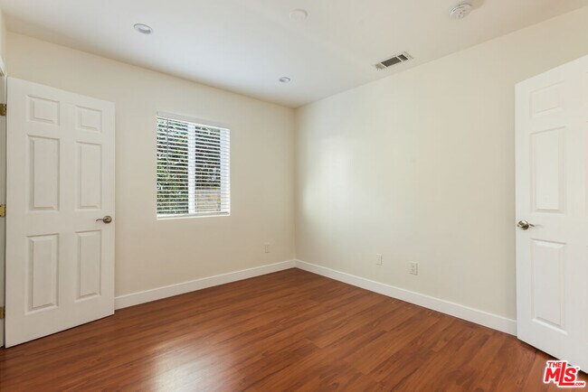 Building Photo - 1206 Beachwood Dr