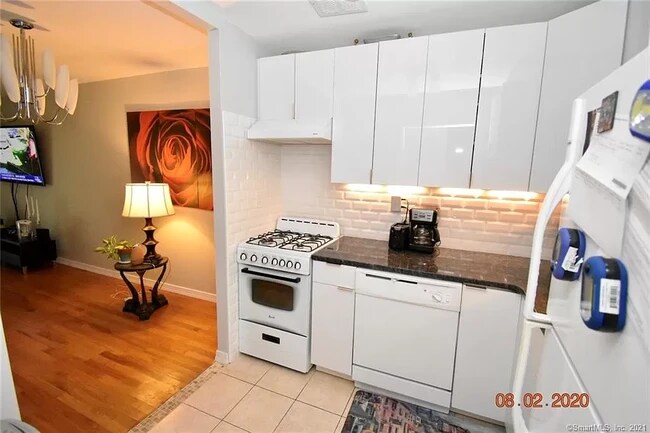 Building Photo - 6 Locust Cir