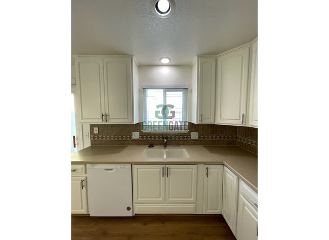 Building Photo - NOW AVAILABLE! Beautiful 3 Bedroom, 2 Bathroom Home Located in Ripon, CA