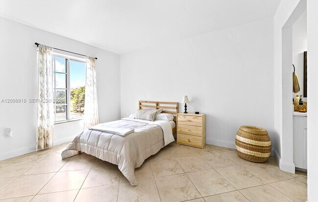 Building Photo - 5020 NW 79th Ave