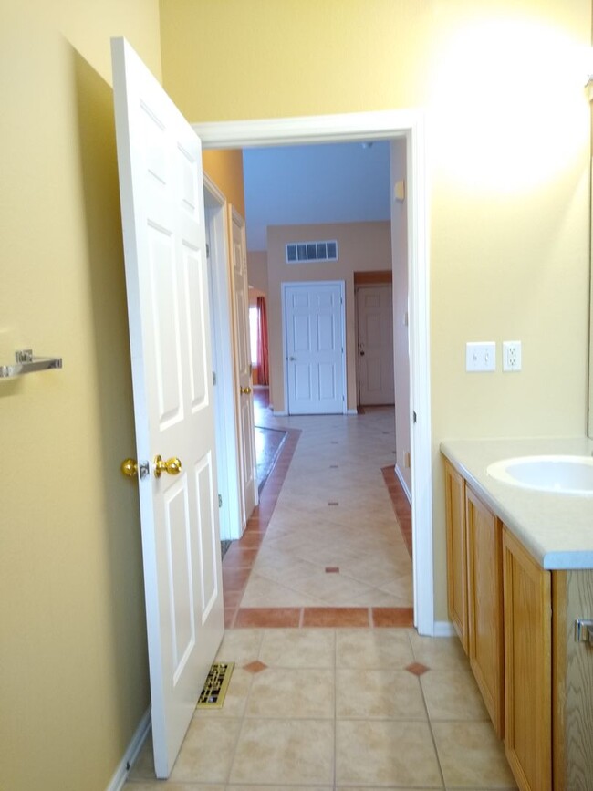 Building Photo - Super 2 Bedroom 2 Bath Townhome with 2 Car...