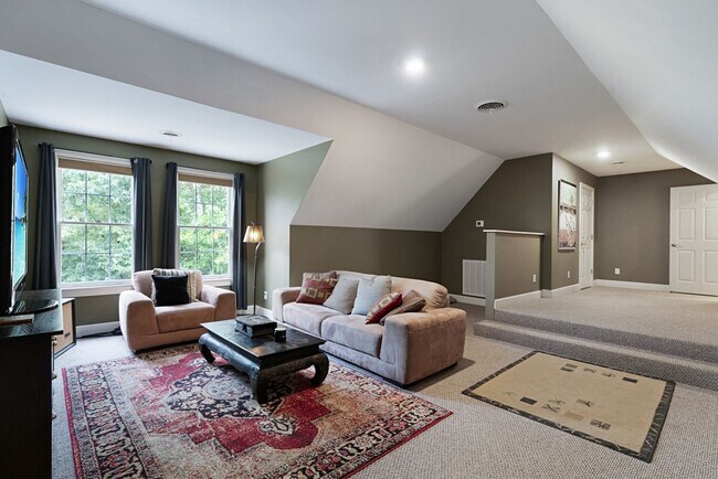 Building Photo - Stunning 5BR Executive Style Home in Brentwood