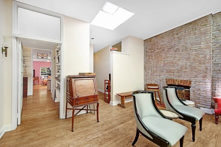 Building Photo - 318 W 14th St