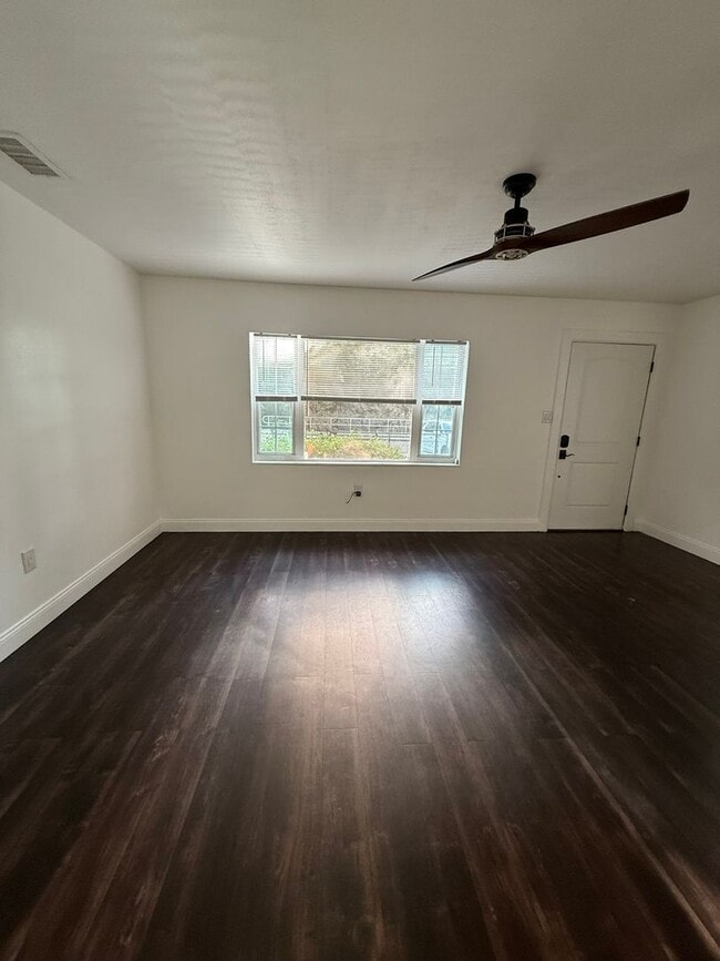 Building Photo - Renovated 2/1 Home walkable to Downtown De...