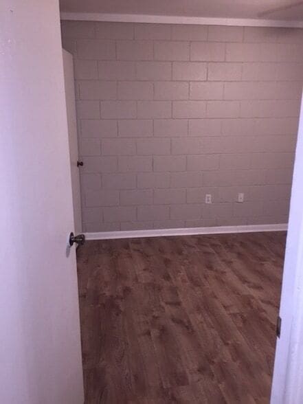 Building Photo - 2241 W Pensacola St