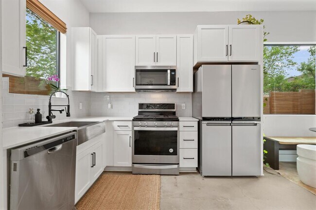 Building Photo - 1710 Adina St