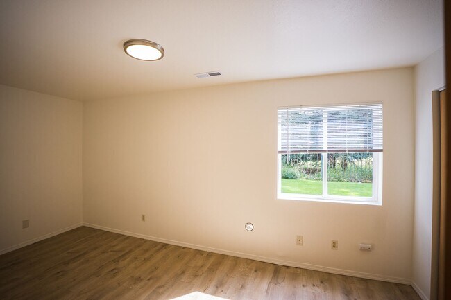 Building Photo - FULLY GUTTED & RENOVATED 4-Bedroom Condo N...