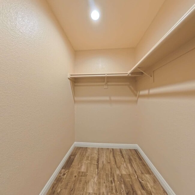 Building Photo - Highly Remodeled, 1st Floor Unit