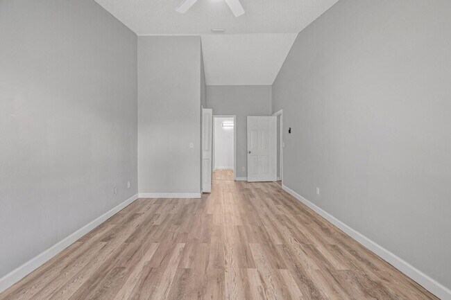 Building Photo - 2871 SE Hutchings Ave