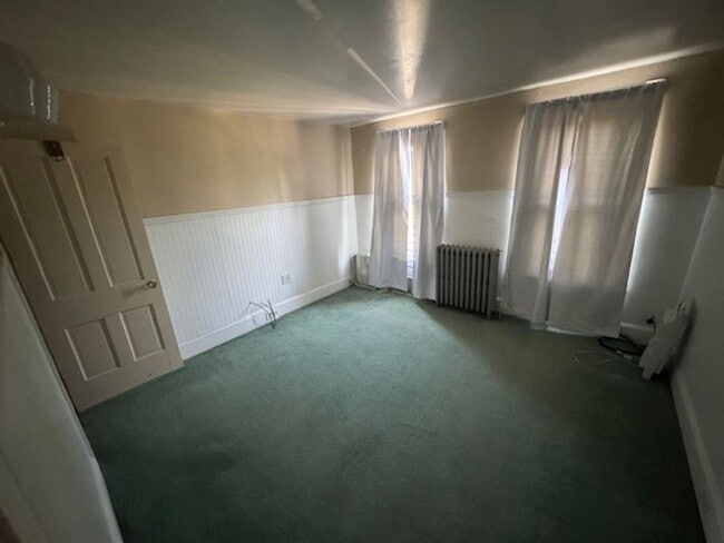 Building Photo - 4 bedroom 1.5 bath