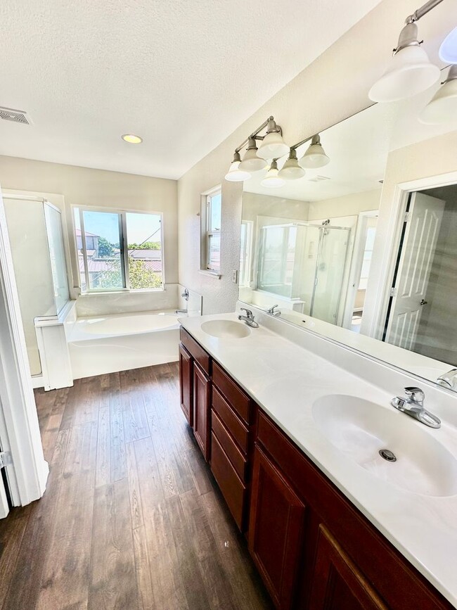 Building Photo - Newly Built Madera 4/3