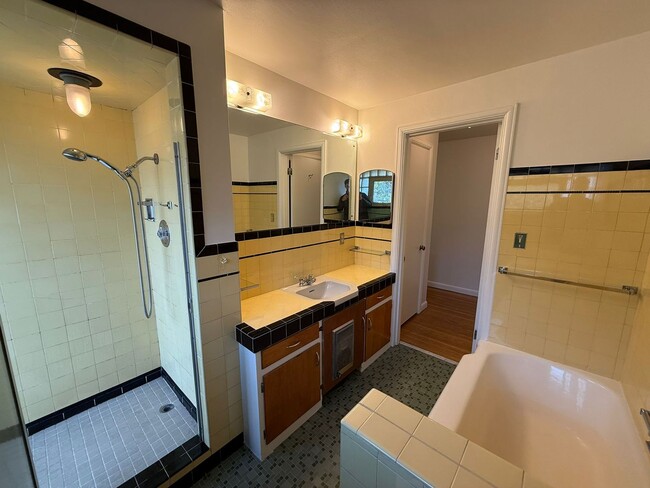 Building Photo - 2 Bedroom 2 Bathroom + Den Magnolia House!