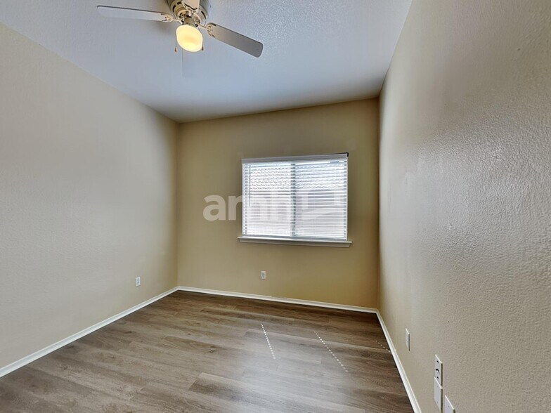 Building Photo - 11852 W Cambridge Ave