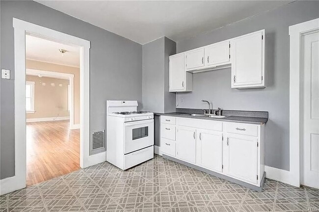 Building Photo - 328 Tennyson Ave