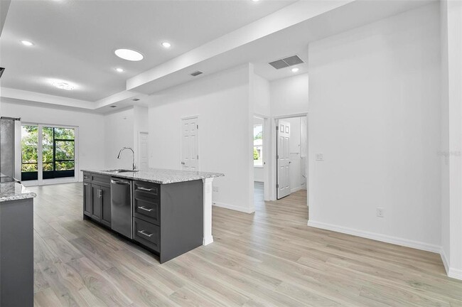 Building Photo - 31 Louvet Ln