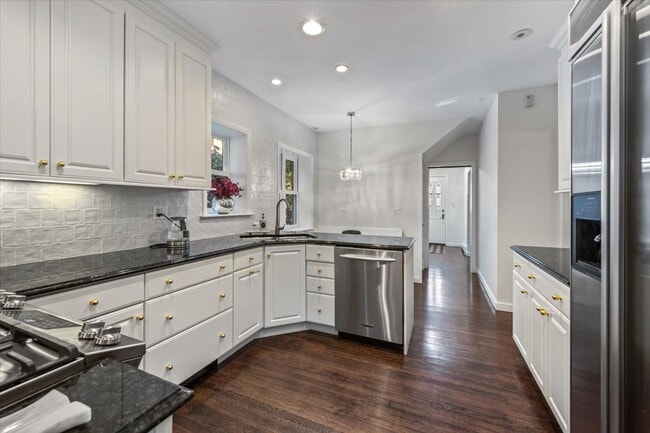 Building Photo - 606 Barton Ave