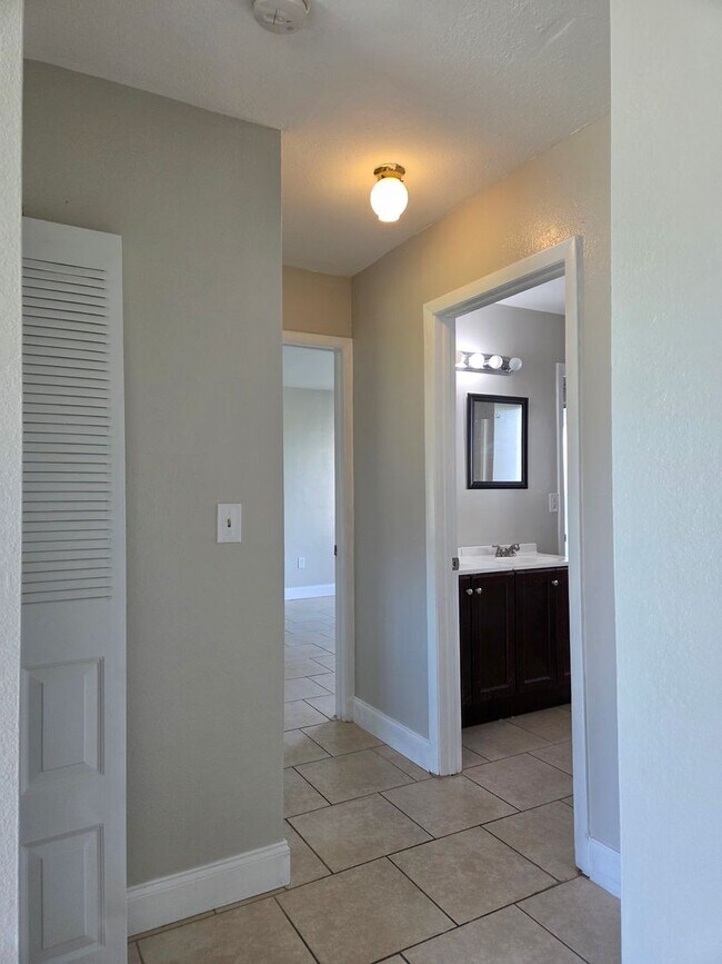 Building Photo - S. BISCAYNE & TAMIAMI TRAIL / 2 bedroom ho...