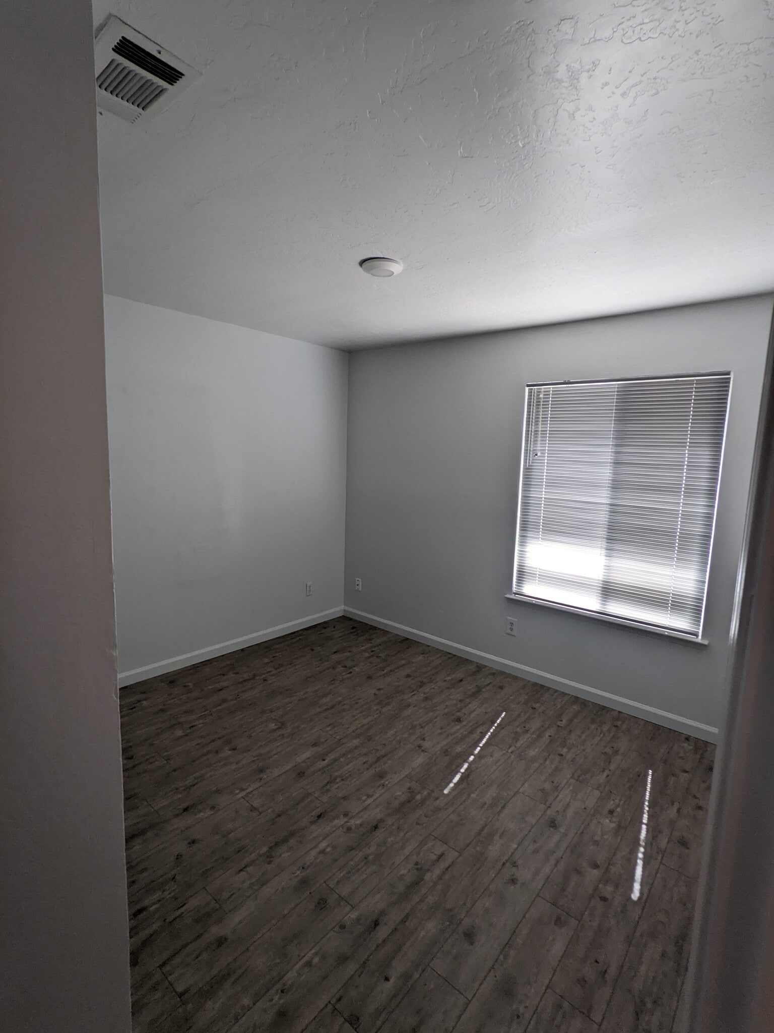Building Photo - 1118 S Edison St