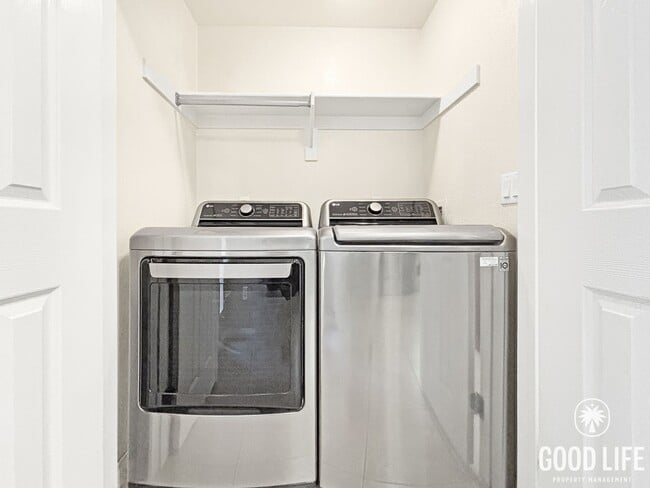 Building Photo - Beautiful 2BD/2.5BA Condo in Bankers Hill W/ W/D, A/C, Patio Area and Community Gym!