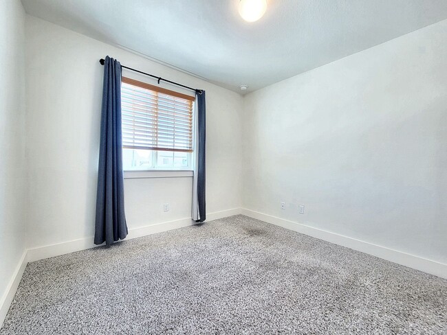 Building Photo - Bright and Inviting 3-Bedroom, 2.5-Bath Ho...