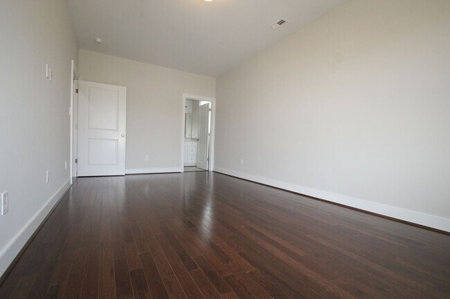 Building Photo - 1507 W Cary St