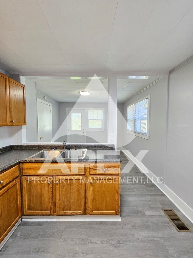 Building Photo - Charming 3 Bd 1- Ba Single Family Home in ...