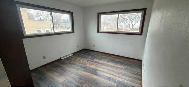 Building Photo - 906 5th Ave S