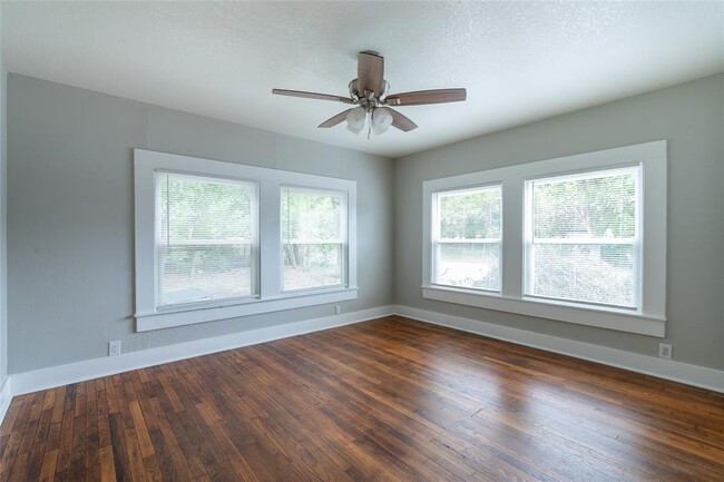 Building Photo - 329 Flores St